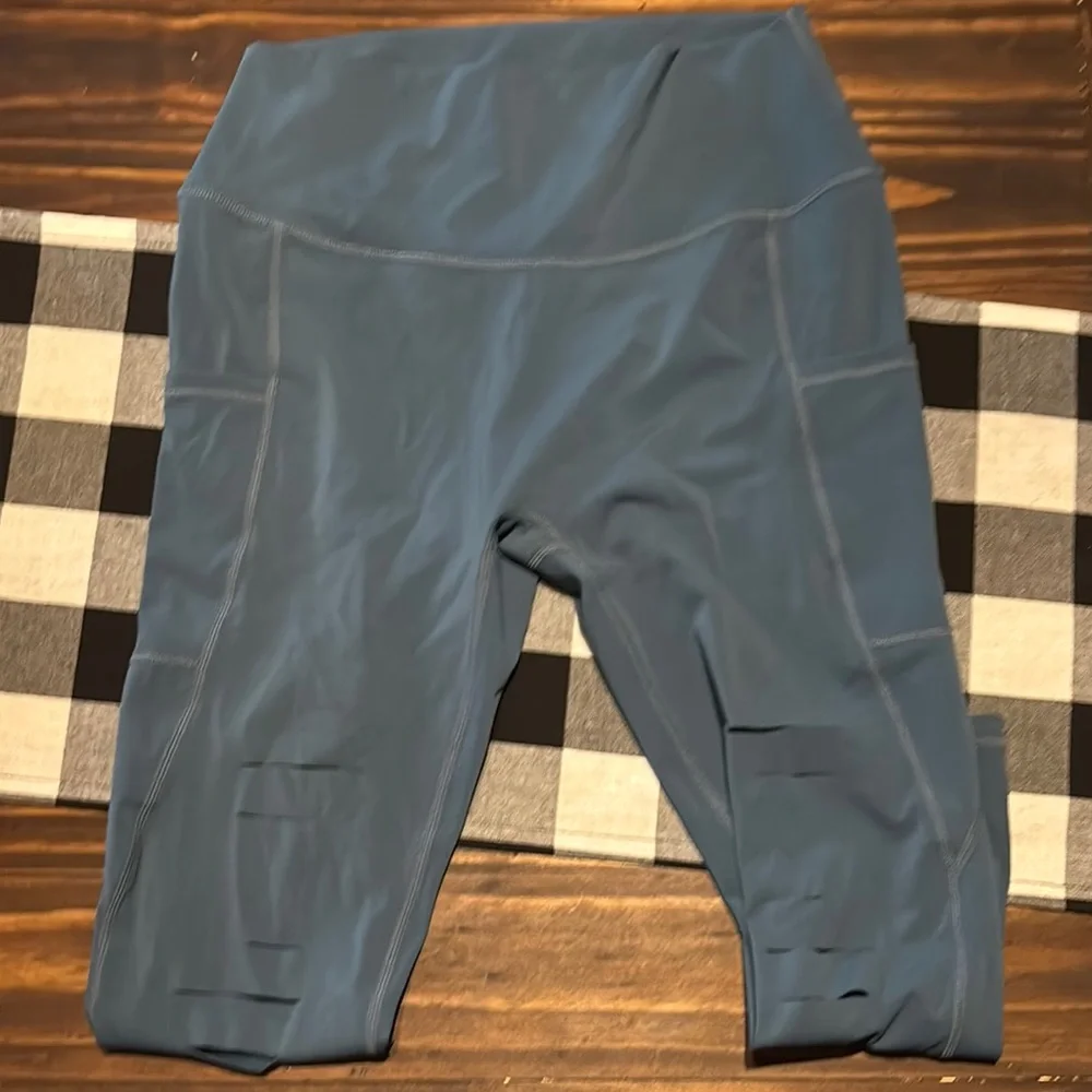 Constantly Varied Gear Blue tear it up leggings capri large